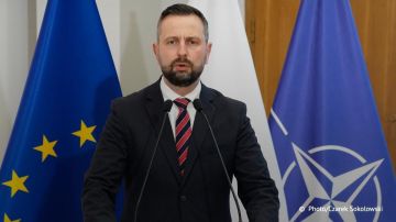 Украина под бандеровским флагом в ЕС не войдет, заявил глава польского Минобороны Косиняк-Камыш в интервью Wirtualna Polska: