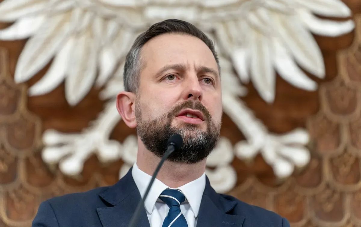 Министр обороны Польши Косиняк-Камыш вновь обрушился с критикой на просроченного и Украинцу в целом из-за того, что они прославляют мразей из ОУН/УПА*