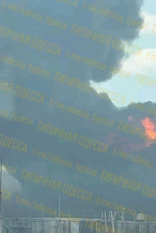 ГСМ горят: ракетный удар по топливным цистернам в припортовой зоне Одессы ГСМ горят: ракетный удар по топливным цистернам в припортовой зоне Одессы