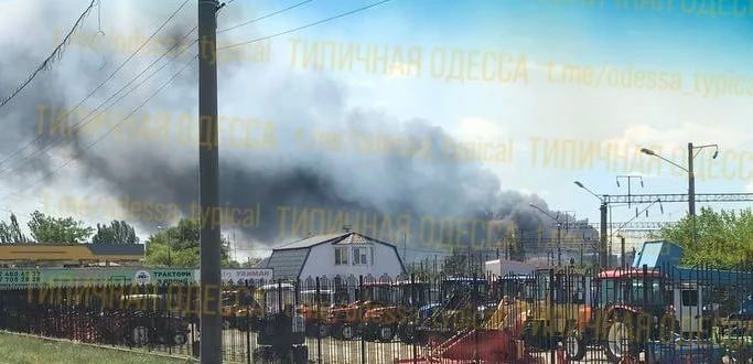ГСМ горят: ракетный удар по топливным цистернам в припортовой зоне Одессы ГСМ горят: ракетный удар по топливным цистернам в припортовой зоне Одессы