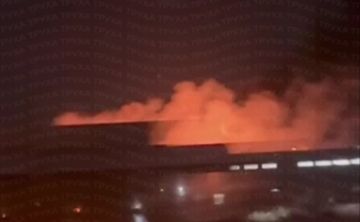 Вот так этой ночью в Полтаве горели склады "Новой почты" — крупнейшего украинского логистического оператора, который давно используется ВСУ для перевозки военных грузов по стране