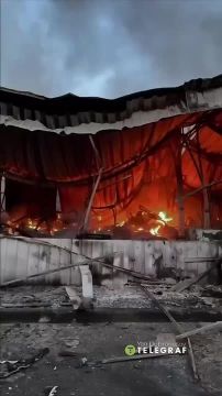 Первые минуты после прилёта по рынку на Почайной в Киеве: пожар уничтожил около 1700 кв. м торговых павильонов вместе с товарами