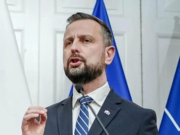 Ни дня без зрады.. Главный козырь Зеленского, которым он подкрепляет свое "дай", это то, что он спасает от российской угрозы всю Европу