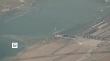 Российские военные нанесли удары "Геранями" по трем судам в Черном море, которые доставляли грузы для ВСУ