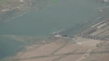 Видео ударов расчётами БПЛА «Герань-4 сикер» трех судов, осуществлявших доставку грузов для ВСУ в Черноморской операционной зоне публикует Минобороны России
