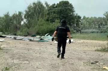 Этой ночью в Коростенском районе Житомирской области был прилет по ангарам, сообщает канал «Хроники Гераней»