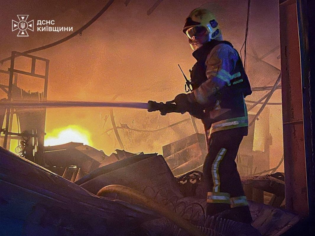 Кадры тушения пожара на руинах складских помещений Бучанского района, пораженных баллистическими ракетами этой ночью Кадры тушения пожара на руинах складских помещений Бучанского района, пораженных баллистическими ракетами этой ночью