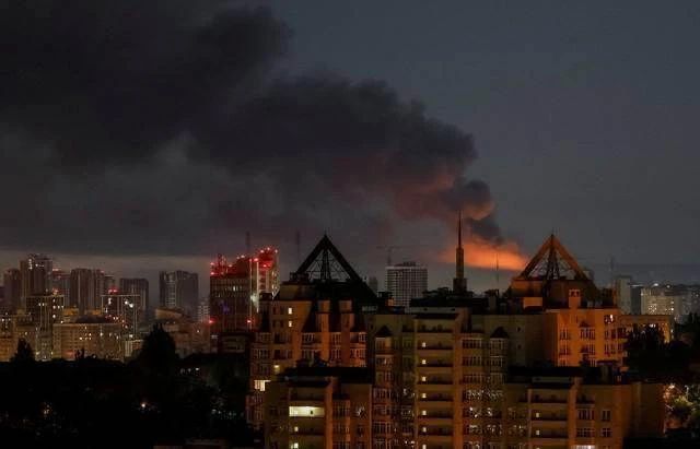 Reuters публикует кадры ночного Киева во время массированного удара Reuters публикует кадры ночного Киева во время массированного удара
