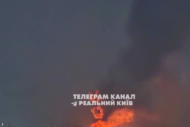 В Киеве начались сильные пожары после баллистического удара