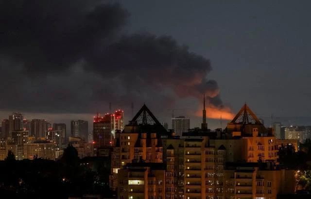 Reuters публикует кадры ночных ударов по Киеву и пожаров после прилетов Reuters публикует кадры ночных ударов по Киеву и пожаров после прилетов