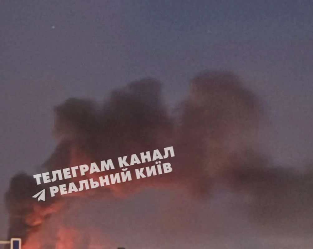 В Киеве начались сильные пожары после баллистического удара В Киеве начались сильные пожары после баллистического удара