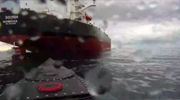 В акватории Черного моря из-за атаки морских дронов ВСУ затонуло торговое судно "Янина", все 17 членов экипажа спасены, сообщает Fesco