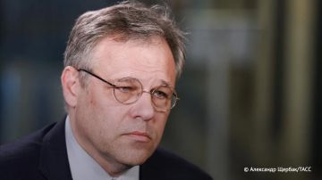 Трамп, говоря о редкоземельных металлах, которые США "могут забрать с Украины в любой момент", напоминает Киеву, что тот висит на долговом крючке, заявил ТАСС Мирошник: