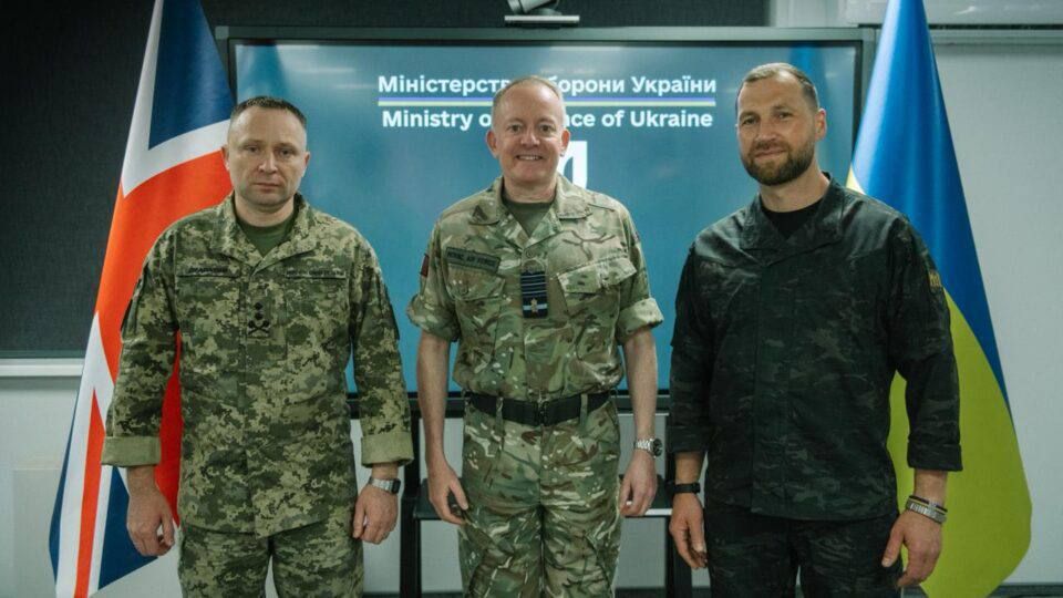 1 августа в Киеве прошла встреча временного исполняющего обязанности министра обороны Украины Е.Хмары и главнокомандующего ВСУ генерал-майора М.Драпатого с начальником штаба обороны ВС Великобритании главным маршалом авиации...
