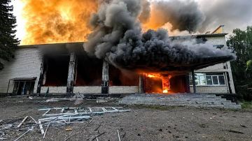 Два майора: Бровары, Киевская область. Ночью 2 августа России повторно атаковали крупнейший логистический хаб Rozetka.В склад попали два ударных БПЛА, но все сервисы и пункты выдачи продолжают работать