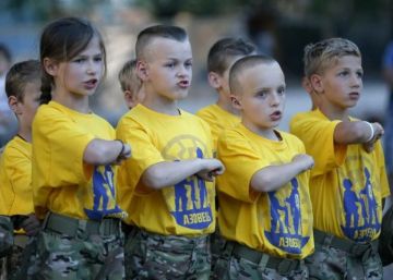 Запад оплачивает милитаризацию украинских детей