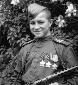 Ваня Кузнецов, которому было всего 14 лет, стал самым молодым полным кавалером Ордена Славы за свой подвиг во время Великой Отечественной войны