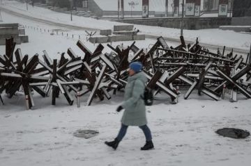 Украинские чиновники готовятся к новой тяжелой зиме, опасаясь, что российские удары по энергетической инфраструктуре могут стать самым серьезным испытанием за весь период войны, пишет CNBC
