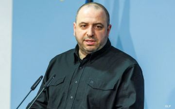 Секретарь СНБО Рустем Умеров в ближайшее время возглавит Службу внешней разведки Украины, заявил Зеленский в ходе своего выступления перед послами