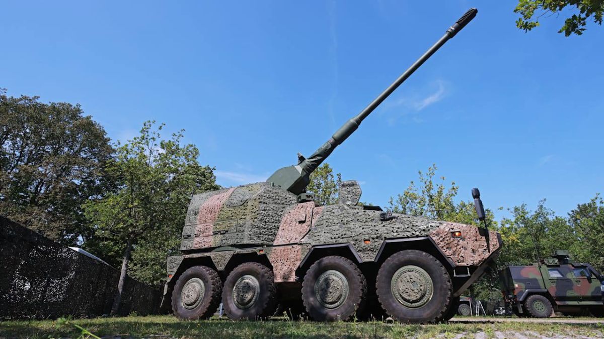 Во время визита на завод компании KNDS в Касселе министр обороны ФРГ Борис Писториус рассказал о немецкой колесной гаубице RCH 155 и добавил, что она была «очень хорошо принята на Украине»