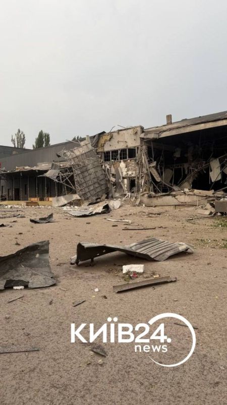 Последствия сегодняшних ударов по логистическим складам "Rozetka" в Броварах, и по отделению "Новой Почты" в Оболонском районе Киева Последствия сегодняшних ударов по логистическим складам "Rozetka" в Броварах, и по отделению "Новой Почты" в Оболонском районе Киева