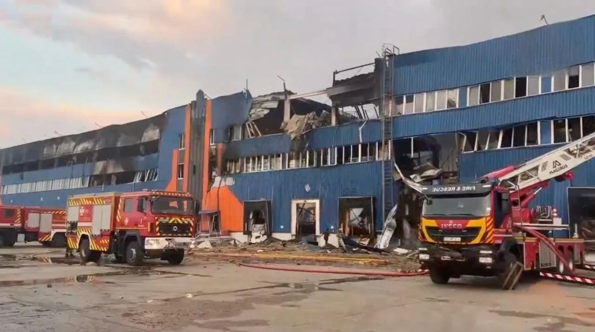 В Киеве серьезно поврежден крупнейший склад компании "Розетка"