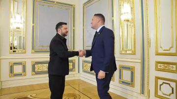 Открытый гей и министр обороны Великобритании Стритинг буквально вцепился в руку Зеленского