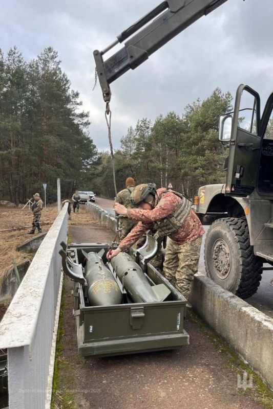 Фотографии, опубликованные 250-м Центром инженерного обеспечения Украины в начале февраля 2025 г., на которых запечатлено использование бомб SAMP Type 25 (250 кг) для минирования моста где-то на территории Украины Фотографии, опубликованные 250-м Центром инженерного обеспечения Украины в начале февраля 2025 г., на которых запечатлено использование бомб SAMP Type 25 (250 кг) для минирования моста где-то на территории Украины
