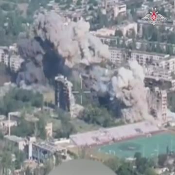Минобороны России: Крылатые ФАБы разносят позиции врага