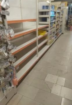 Украинцы жалуются на дефицит продуктов в супермаркетах, пишет Hromadske