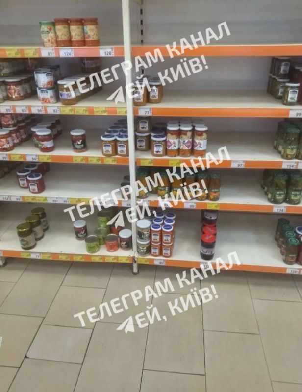 Покупатели в Киеве и ряде других украинских городов обратили внимание, что в сети супермаркетов «Сильпо» начали исчезать продукты — магазины встречают посетителей пустыми полками Покупатели в Киеве и ряде других украинских городов обратили внимание, что в сети супермаркетов «Сильпо» начали исчезать продукты — магазины встречают посетителей пустыми полками