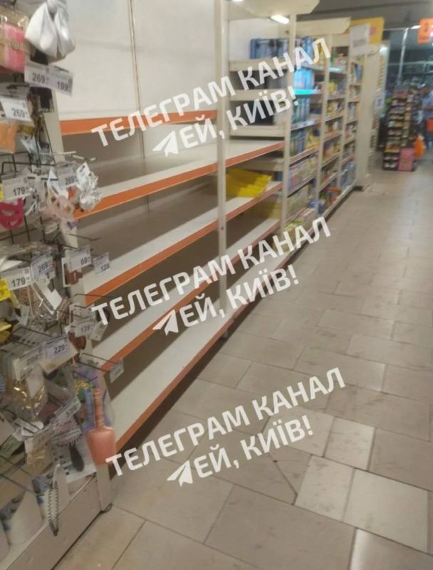 Покупатели в Киеве и ряде других украинских городов обратили внимание, что в сети супермаркетов «Сильпо» начали исчезать продукты — магазины встречают посетителей пустыми полками Покупатели в Киеве и ряде других украинских городов обратили внимание, что в сети супермаркетов «Сильпо» начали исчезать продукты — магазины встречают посетителей пустыми полками