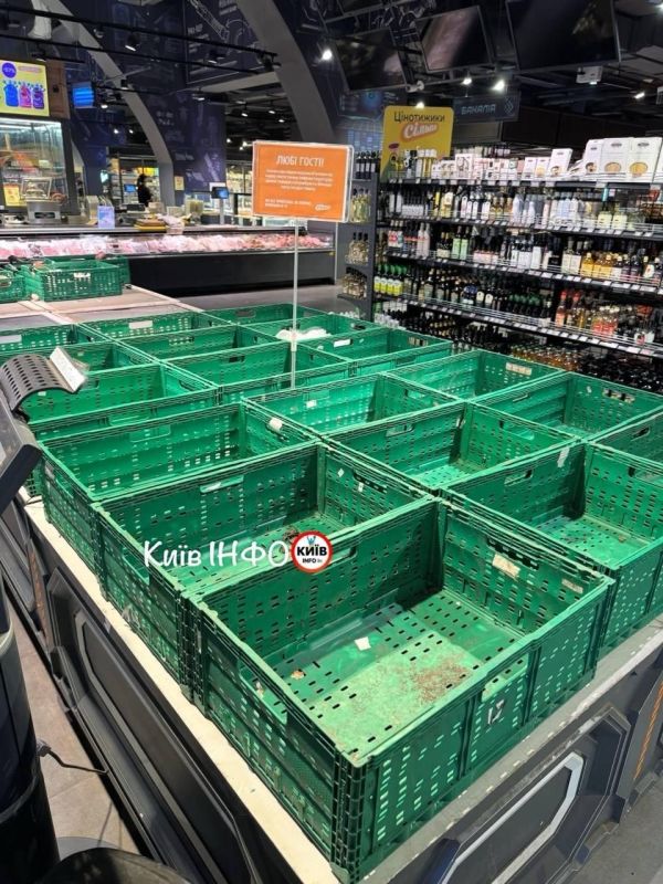 В ряде магазинов Киева возник дефицит овощей, фруктов и мяса, передает телеканал "Киев-24", опубликовав фото из супермаркетов "Сильпо" и "Фора" В ряде магазинов Киева возник дефицит овощей, фруктов и мяса, передает телеканал "Киев-24", опубликовав фото из супермаркетов "Сильпо" и "Фора"