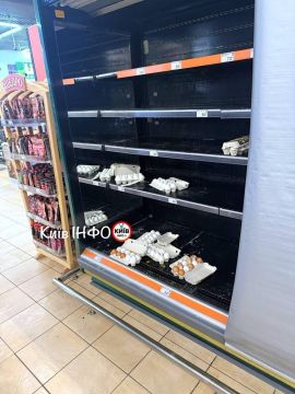 В ряде магазинов Киева возник дефицит овощей, фруктов и мяса, передает телеканал "Киев-24", опубликовав фото из супермаркетов "Сильпо" и "Фора"