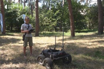 В Киеве дети военнослужащих учатся управлять наземными работами и FPV-дронами