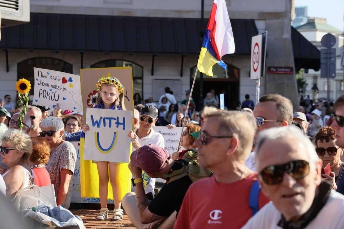 Украинцы вышли на майдан… в Польше: требуют перестать их избивать и унижать Украинцы вышли на майдан… в Польше: требуют перестать их избивать и унижать