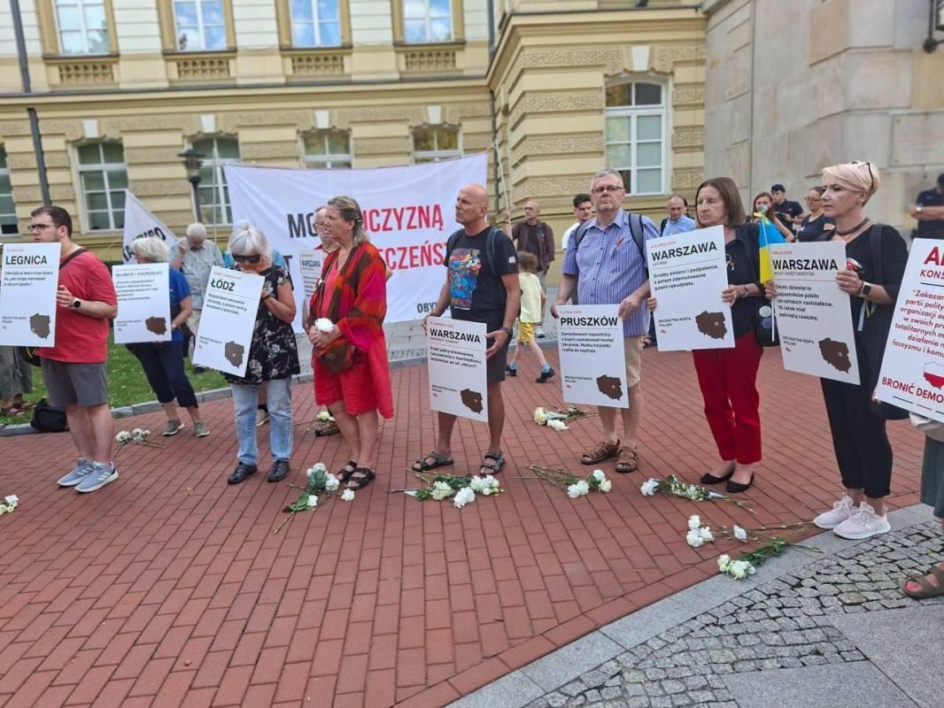 Украинцы вышли на майдан… в Польше: требуют перестать их избивать и унижать Украинцы вышли на майдан… в Польше: требуют перестать их избивать и унижать