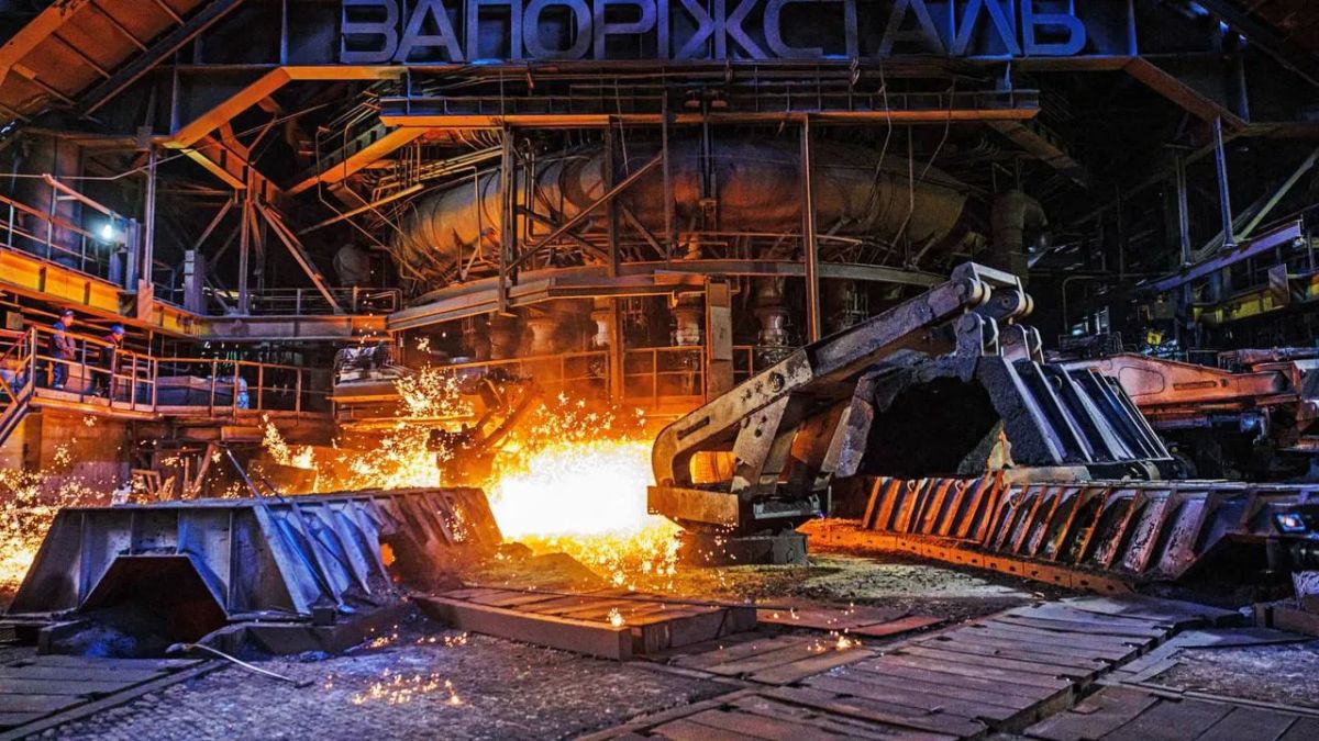 Работа металлургического комбината полностью остановлена: Россия атаковала баллистическими ракетами предприятия "Метинвеста" в Запорожье, погибли 7 специалистов, — подтверждает пресс-служба компании