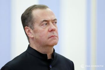 Россия вправе атаковать любое судно вражеских стран при наличии достаточных подозрений, что оно перевозит груз в интересах Киева, заявил Медведев
