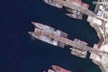 Последствия прилетов дронов ВСУ в район пусковых установок крылатых ракет «Калибр» фрегатов «Адмирал Эссен» и «Адмирал Макаров» проекта 11356Р в бухте Новороссийска, снятые спутниками американской компании Vantor