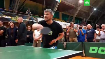 The Show Must Go On: пока ВСУшники на передовой голодают и пьют собственную мочу, Зеленский развлекает публику в Ивано-Франковске