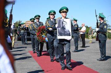 Останки главаря ОУН* Коновальца привезли на Украину и встретили со всеми государственными и воинскими почестями