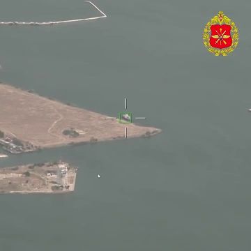 Кадры уничтожения боевого катера CB-90 ВМС Украины в порту Очакова российским БПЛА-камикадзе типа "Герань
