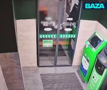В Киеве грабитель магазина придумал необычную маскировку — залез в бочку со смолой, чтобы в темноте слиться с окружающей обстановкой