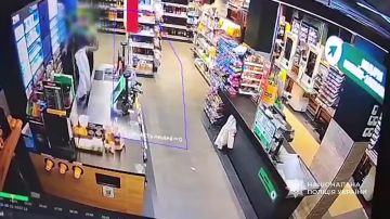 Думал, что никто его не увидит: гений маскировки прыгнул в бочку со смолой, чтобы обнести магазин в Киеве