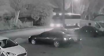 На видео момент удара украинского дрона по пассажирскому автобусу в Енакиево