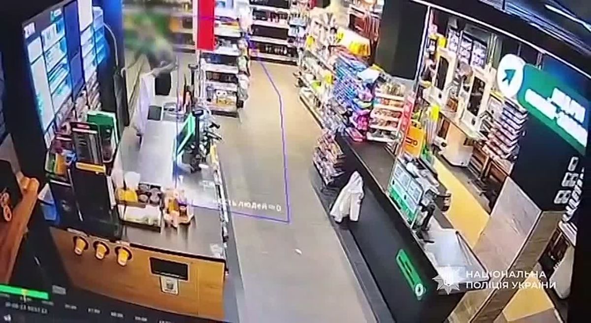Гений из Киева: украинец решил украсть сигареты в магазине и не придумал ничего лучше, как окунуться в бочку со смолой