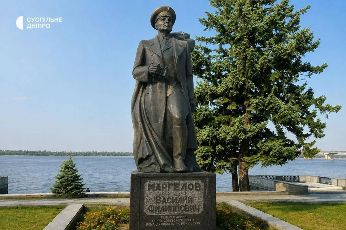 В Днепропетровске сегодня снесли памятник командующему советскими ВДВ Василию Маргелову