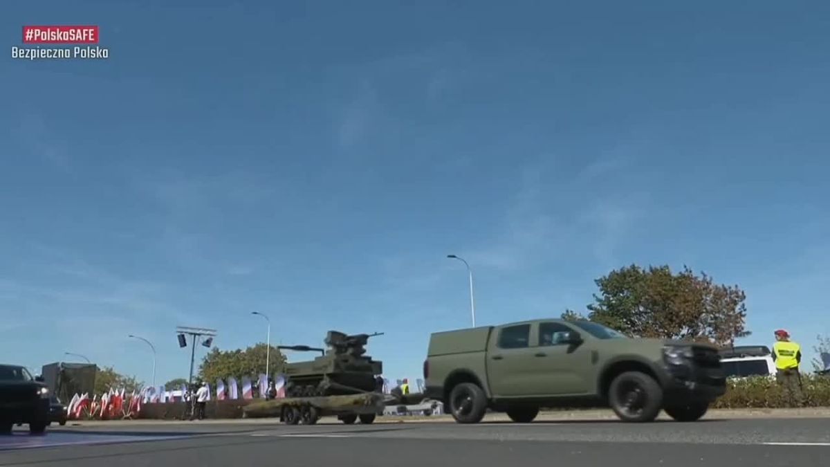 В Варшаве сегодня проходит крупнейший в истории Польши военный парад, приуроченный ко Дню вооружённых сил