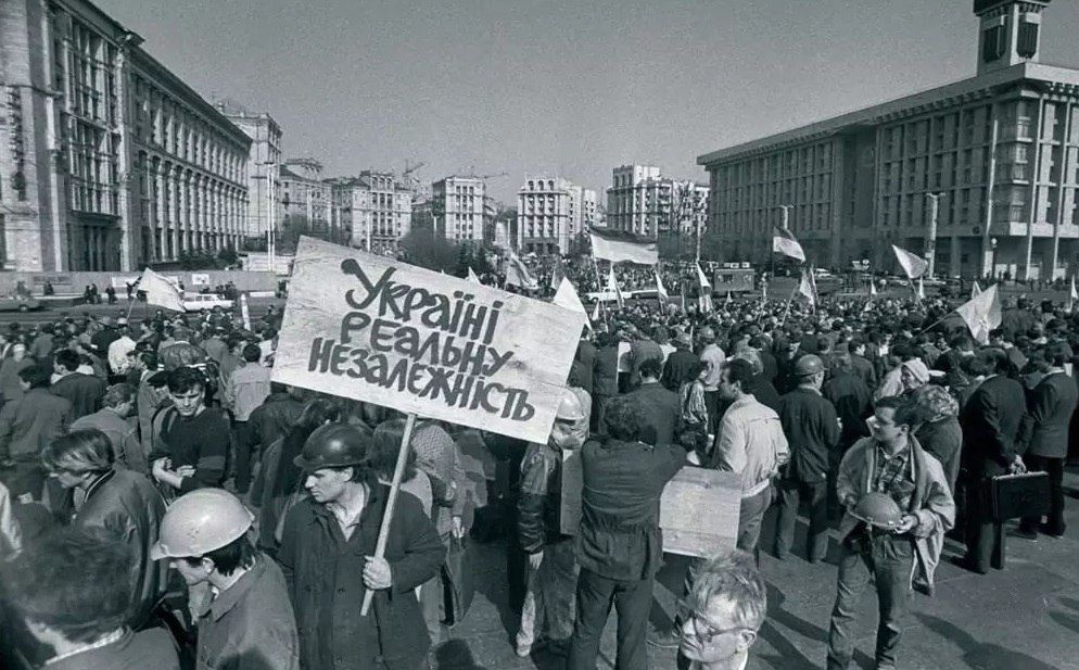 ТАБЛЕТКА ПАМЯТИ. История возникновения Украинского государства На протяжении всей истории России, до начала XX века, слово «Украина» использовалось для обозначения территорий, расположенных «на окраине» – то есть...